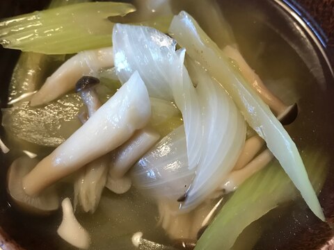 残り野菜のコンソメスープ